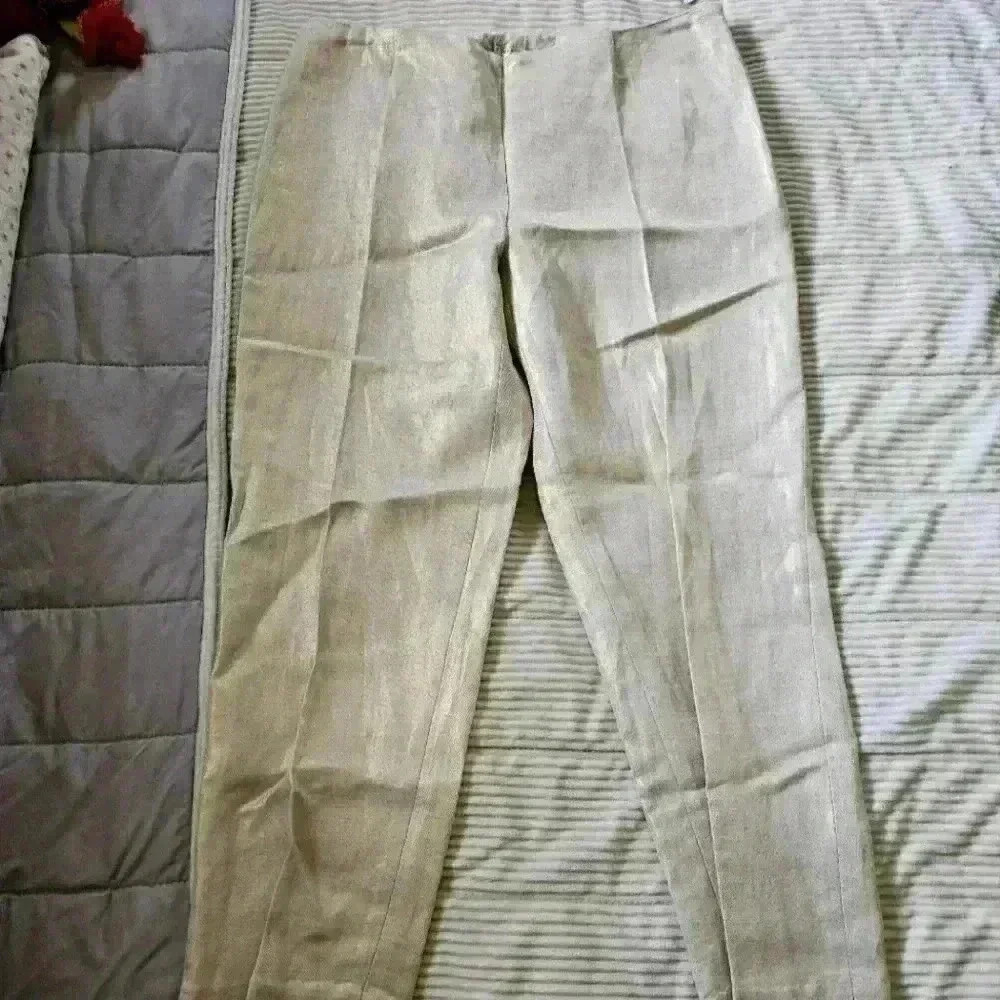 Alberto Makali Women's Dress pants. Beige/Gold. Size 4